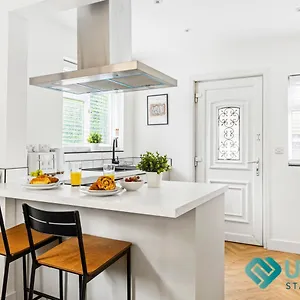  Apartment Modern 4Br House - Near City Hospital, Sherwood, Clinton Market, Qmc & City Centre - Sleeps 8