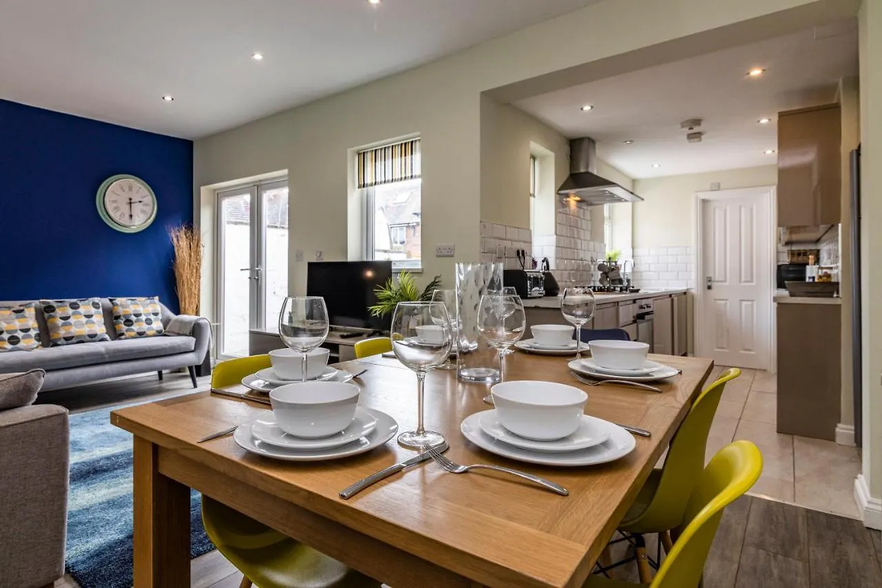 4 Bed Terraced House In Beeston With Convenient City Centre Access Nottingham 0*,  United Kingdom