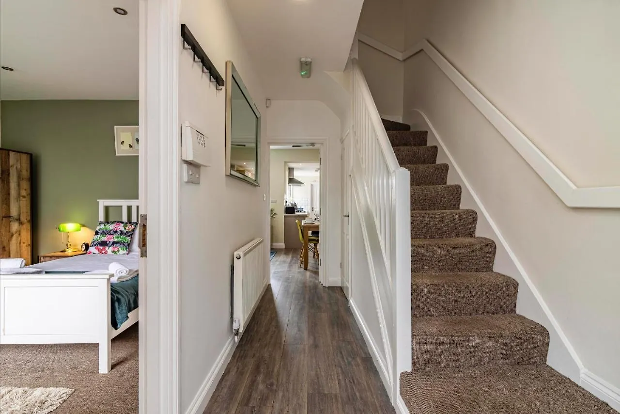 4 Bed Terraced House In Beeston With Convenient City Centre Access Nottingham