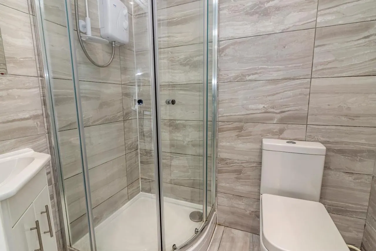4 Bed Terraced House In Beeston With Convenient City Centre Access Nottingham Apartment