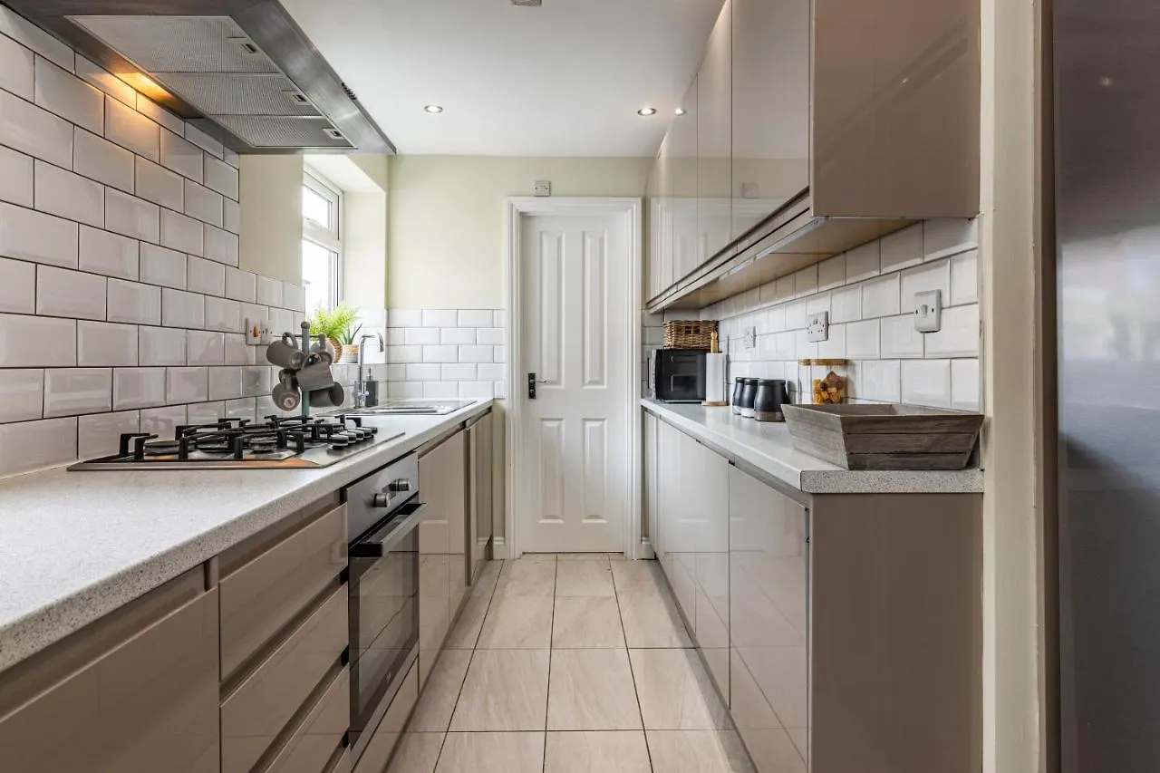 4 Bed Terraced House In Beeston With Convenient City Centre Access Nottingham 0*,  United Kingdom